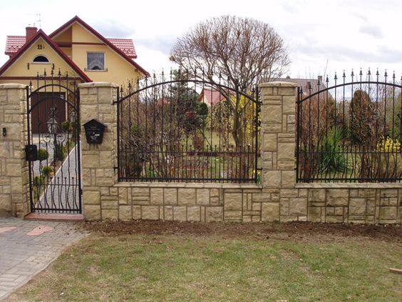 pagar dengan ornamen pagar motif tombak