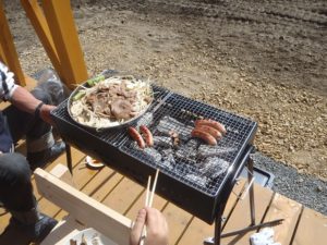 memanfaatkan taman rumah saat musim panas untuk barbeque-an