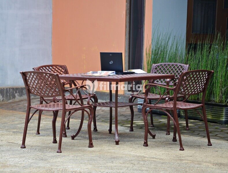 Furniture besi cor untuk area patio
