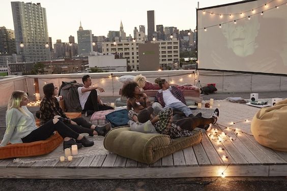 Menonton film di rooftop patio
