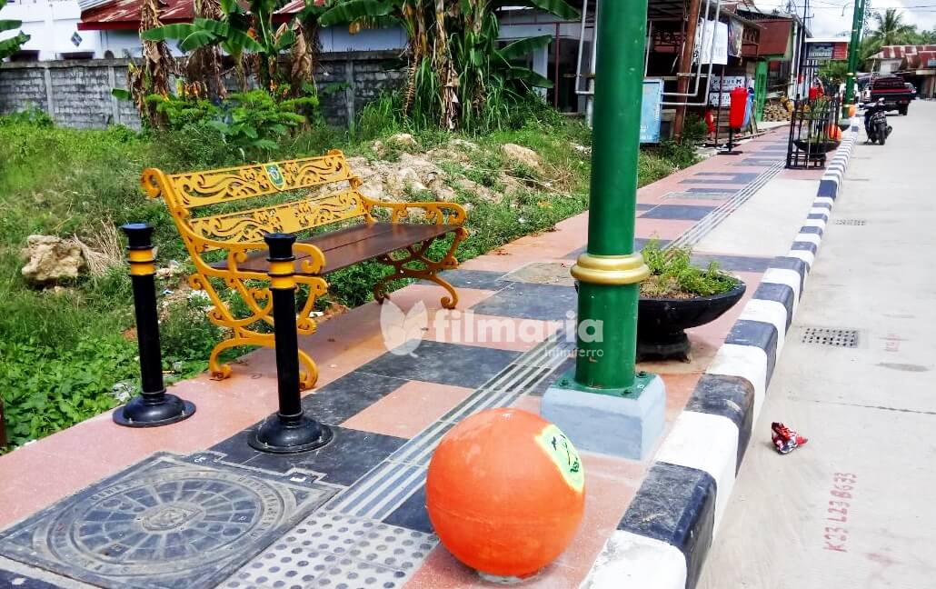  kursi  taman  di  pedestrian berau FilMaria