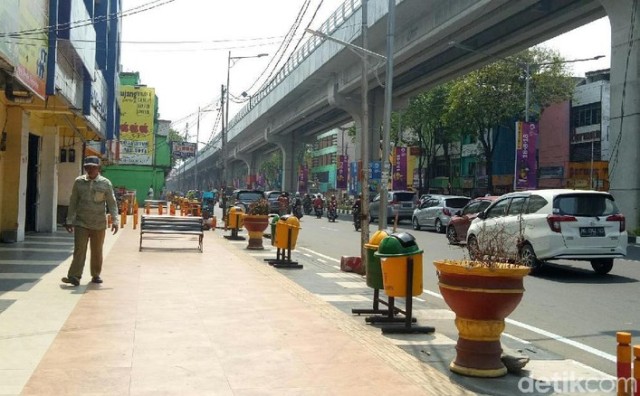 trotoar di jalan jenderal sudirman palembang