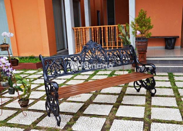 LYRA kursi taman kombinasi besi cor dan kayu jati